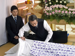Жертв стихии в Японии вопреки буддийским традициям хоронят в могилах
