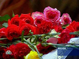 Первые букеты появились у подъезда дома в Трехпрудном переулке в центре Москвы, где жила актриса Людмила Гурченко, которая скончалась в среду вечером