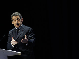 Телохранители президента Франции Николя Саркози обзавелись новым аксессуаром - черным зонтом, который, открываясь, превращается в оборонительный щит