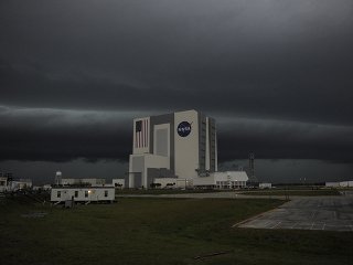 Установленный на стартовой площадке космодрома на мысе Канаверал шаттл Endeavour получил небольшие повреждения во время шторма, пронесшегося над штатом Флорида