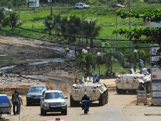 Интенсивный бой с применением тяжелой артиллерии идет в эти минуты рядом с резиденцией действующего главы Кот-д'Ивуара Лорана Гбагбо в Абиджане