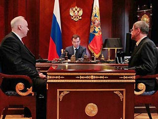 СМИ выяснили, что состоявшаяся накануне встреча президента Дмитрия Медведева с генпрокурором Юрием Чайкой и главой СКР Александром Бастрыкиным была проведена в экстренном порядке