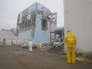 Ликвидаторы аварии на атомной станции в японской префектуре Фукусима, которых в прессе уже давно называют "камикадзе" и "ядерными самураями", прекрасно осознают, что подвергаются высочайшим дозам радиации