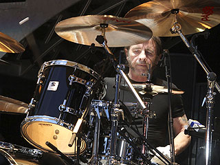 Суд в Новой Зеландии согласился отменить приговор, вынесенный барабанщику рок-группы AC/DC Филу Радду, признанному виновным в хранении марихуаны