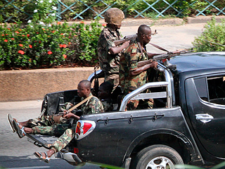 Перестрелки между силами признанного международным сообществом президента Кот д'Ивуара Алассана Уаттара и военными, которые выступают за отказавшегося покидать пост главы государства Лорана Гбагбо, продолжаются