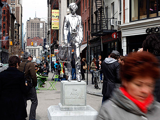 Некоммерческая организация Public Art Fund установила на Юнион-сквер памятник знаменитому художнику, "отцу поп-арта" Энди Уорхолу