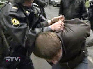 В Московской области полицейского задержали своего коллегу, который оказался главарем вооруженной группировки. Старшего лейтенанта уголовного розыска подозревают по крайней мере в одном убийстве коммерсанта