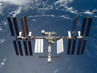Европейский грузовой корабль "Иоганн Кеплер" утром в субботу увеличил высоту полета международной космической станции почти на километр, чтобы станция не столкнулась с обломком российского спутника "Космос-2251"