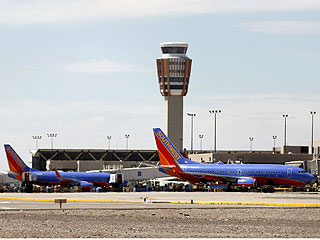 Около 300 рейсов отложены в США из-за дырки в пассажирском Boeing-737