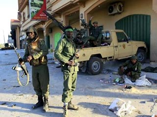 Войска ливийского лидера Муаммара Каддафи в воскресенье ведут бой за город Зинтан на севере Ливии, который удерживают силы мятежников