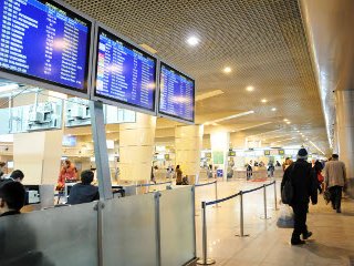 Пассажиры и встречающие, оказавшиеся вечером в воскресенье в аэропорту "Домодедово", подтверждают, что ситуация в зоне прилетов аэропорта была практически неуправляемой
