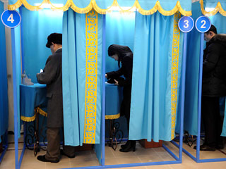 Действующий президент Казахстана Нурсултан Назарбаев одержал убедительную победу на состоявшихся 3 апреля внеочередных президентских выборах