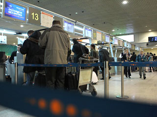 В московском аэропорту "Домодедово" с опозданием подтвердили, что накануне вечером на контроле произошел "пассажирский коллапс" из-за огромных очередей на паспортном контроле, но заверили, что к настоящему времени ситуация нормализовалась