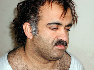 Обвиняемый в причастности к организации теракта 11 сентября 2001 года в США Халид Шейх Мохаммед предстанет не перед гражданским судом США, как планировалось ранее, а перед специальной военной комиссией на базе Гуантанамо