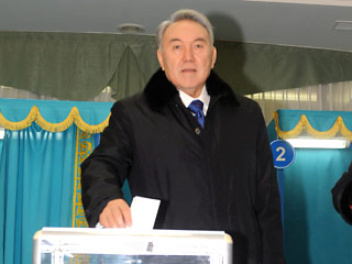 Центризбирком Казахстана подвел окончательные итоги досрочных президентских выборов, состоявшихся 3 апреля, и огласил: действующий президент Казахстана Нурсултан Назарбаев набрал 95,55% голосов избирателей