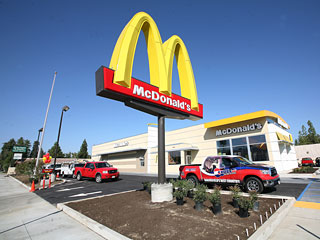 Сеть ресторанов быстрого питания McDonald's собирается внести собственный вклад в сокращение безработицы в США - компания объявила о намерении за один день, 19 апреля, набрать 50 тысяч сотрудников