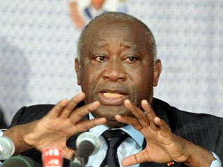 Узурпировавший власть президент Кот д'Ивуара Лоран Гбагбо, как и заявляла ранее участвовавшая в переговорах французская сторона, сложил свои полномочия и сдался под защиту ООН