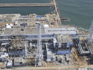 После серии неудачных попыток сегодня удалось остановить неконтролируемую утечку крайне радиоактивной воды в океан с японской АЭС "Фукусима-1"