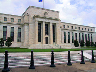 Некоторые сотрудники Федерального резерва США в прошлом месяце посчитали, что мягкую денежно- кредитную политику необходимо сохранить до будущего года, а другие высказались за выход из нее до конца 2011 года