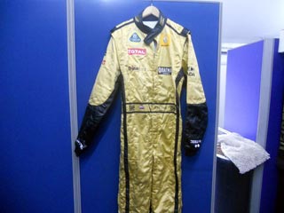 На Гран-при "Формулы-1" в Малайзии Петров выступит в золотом комбинезоне