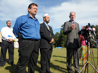 Американский пастор Уэйн Сапп (на фото слева), который вместе с другим пастором Терри Джонсом (справа) сжег в конце марта Коран, спровоцировав убийство дипломатов ООН в Афганистане, дал интервью телеканалу РЕН