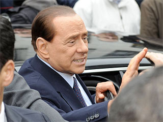Сам итальянский премьер на слушания не явился, как и обещал неделю назад, выбрав встречу кабинета министров по Ливии