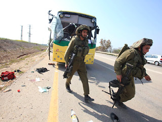 Минометный снаряд, выпущенный палестинскими террористами с северной части сектора Газа, ударил по пассажирскому автобусу