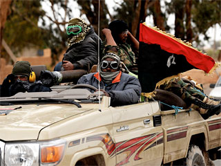 Несколько тысяч мятежников и мирных жителей города Адждабия на востоке Ливии в четверг начали бегство на север к городу Бенгази, ставшему оплотом ливийской вооруженной оппозиции, добивающейся смены власти в стране