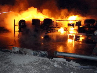 В Саратове перевернувшийся и вспыхнувший бензовоз сжег 14 машин на стоянке