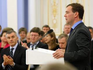 Высшие партийные функционеры "Единой России" в последнее время изменили риторику, начав резко критиковать инициативы президента Дмитрия Медведева