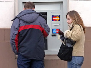 Белорусские банки ввели ограничения на снятие денег с рублевых карт 