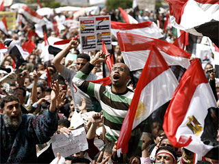 Первое заседание так называемого "народного суда" по делу экс-президента Египта Хосни Мубарака и его ближайшего окружения состоялось в пятницу на площади Тахрир в центре Каира при стечении десятков тысяч демонстрантов