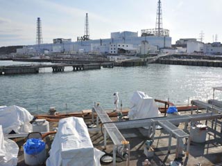 Вблизи аварийной японской АЭС "Фукусима-1" в море начало сооружение стального забора для предотвращения утечки радиоактивной воды