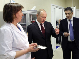Премьер-министр РФ Владимир Путин осмотрел в пятницу вечером клинику репродуктивной медицины в Санкт-Петербурге и провел видеомост с аналогичными медцентрами в других регионах страны