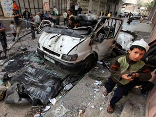 Израильская авиация совершила в субботу утром налет на сектор Газа, в результате которого были уничтожены командир одной из группировок движения "Хамас" и два его помощника