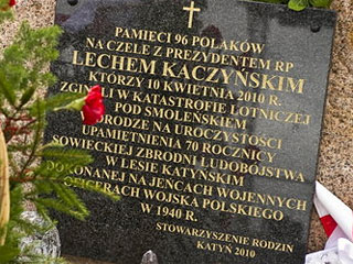 На новой доске нет слов о том, что погибшие направлялись на памятные мероприятия, "посвященные 70-й годовщине советского геноцида в катынском лесу над военнопленными польскими офицерами"