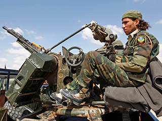 В Ливии правительственные войска Муаммара Каддафи теснят подразделения повстанцев к оплоту мятежников - городу Бенгази на востоке страны