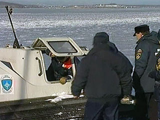 Спасатели МЧС сняли со льдины в Финском заливе всех терпевших бедствие рыбаков