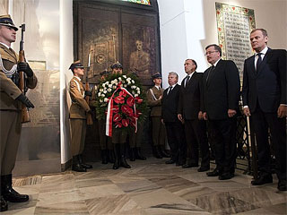 В Польше спустя ровно год после авиакатастрофы под Смоленском почтили память погибших