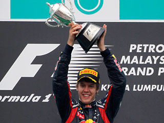 Феттель выиграл вторую гонку сезона в "Формуле-1", у Петрова оторвался руль