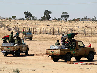 Армейские подразделения сил ливийского лидера Муаммара Каддафи в воскресенье ведут бой за центральную часть расположенного на востоке Ливии города Адждабии, который удерживают вооруженные мятежники при содействии ВВС западной коалиции