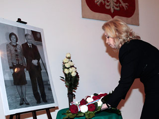 В день годовщины трагедии под Смоленском, где разбился самолет президента Польши Леха Качиньского, супруга президента РФ Светлана Медведева приехала в посольство Польши в Москве