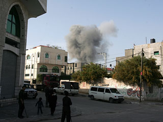 Представители палестинской террористической организации "Хамас" опубликовали в воскресенье призыв к прекращению огня с Израилем, не распространяющемуся, впрочем, на ракетные и минометные обстрелы