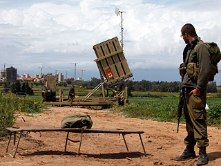 В Израиле успешно прошла боевое крещение новая система противоракетной обороны "Железный купол", которая отбила ракеты, выпущенные террористической организацией "Хамас" из сектора Газа