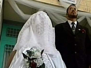 Мэр французского городка Карпантр, расположенного в департаменте Воклюз, Франсис Адольф, не позволил жительнице города явиться на церемонию бракосочетания в парандже