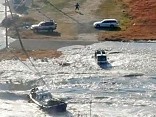 Японские полицейские вылавливают из воды сотни сейфов с деньгами, смытых 11 марта разрушительным цунами