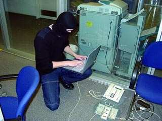 Сайты прокремлевских молодежных движений "Наши" (www.nashi.su) и "Сталь" (www.madeofsteel.ru) подверглись хакерским атакам начиная с субботы