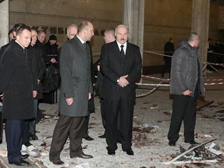 "Я не исключаю, что нам могли этот "подарок" завезти извне. Но нам надо посмотреть и у себя", - заявил Лукашенко. "Вы должны реально проверить все склады на наличие боеприпасов и взрывчатки, все ли на месте и всюду ли надлежащим образом охраняется"