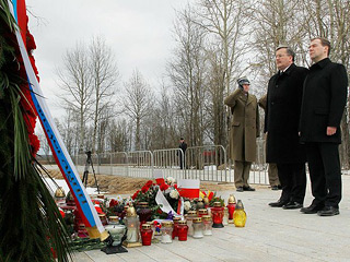 Президенты Медведев и Коморовский, как и планировалось, возложили венки, но не к памятному знаку с отвергнутой польской стороной табличкой, а только к березе, в которой застрял осколок самолета Леха Качиньского