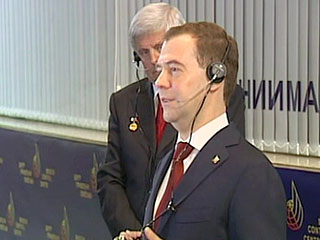 Президент России Дмитрий Медведев поздравил экипаж Международной космической станции (МКС) с полувековым юбилеем пилотируемой космонавтики
